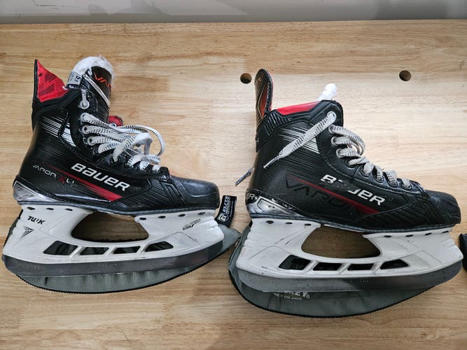 Black Bauer Vapor 4 Hockey Skates Extra Wide Width Size 5.5 (Used)