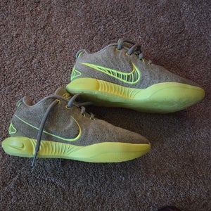 Green Size M 8.5 (W 9.5) Nike (New)