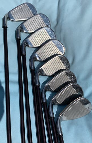 Women's 2004 Callaway Big Bertha Gems Right Handed Iron Set Ladies Flex Graphite Shaft 8 Pieces