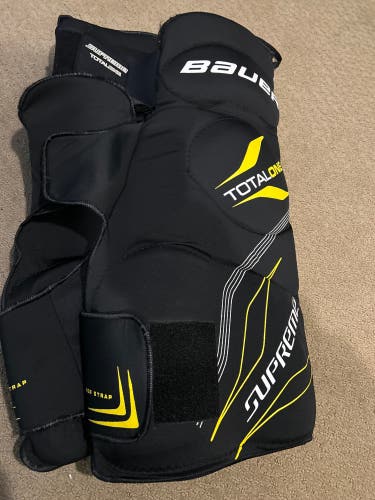 Medium Bauer Supreme TotalOne Girdle (Used)