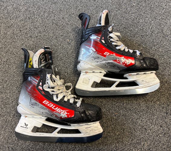 Bauer Vapor Hyperlite 2 Hockey Skates Regular Width Size 5.5 (Used) custom red