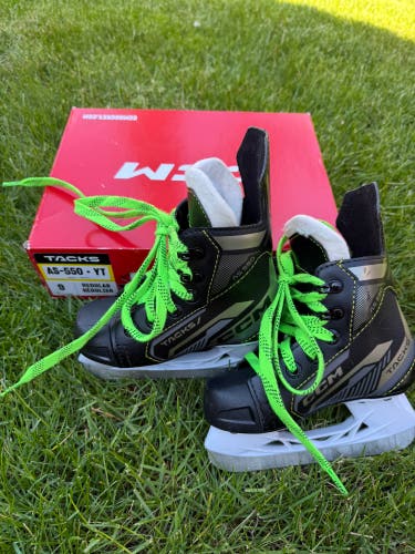 2022 CCM Tacks 550 Hockey Skates Regular Width 9 (Used)