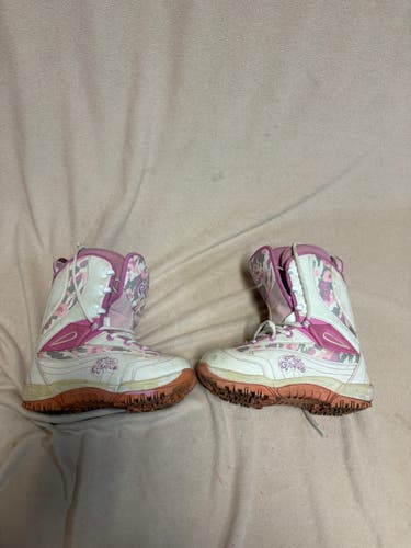 Size M 4.0 (W 5.0) Fly Girl Meena Snowboard Boots (Used)