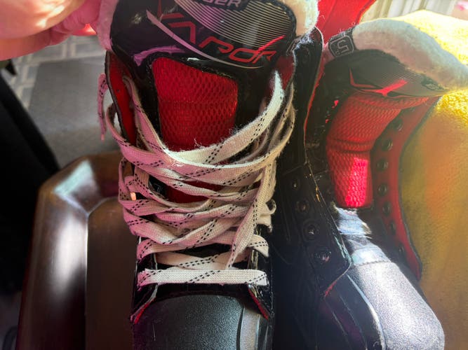 Bauer Vapor X2.5 Hockey Skates Regular Width Size 5 (Used)