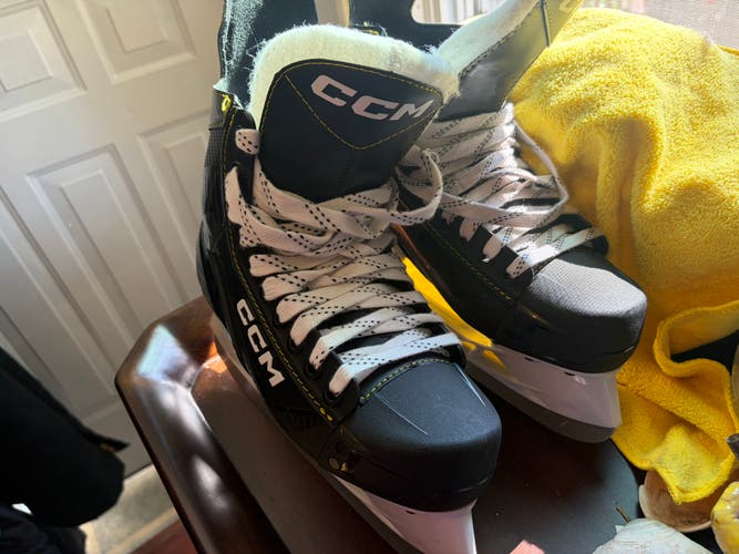 Black/Yellow CCM AS-550 Hockey Skates Regular Width 6 (Used)