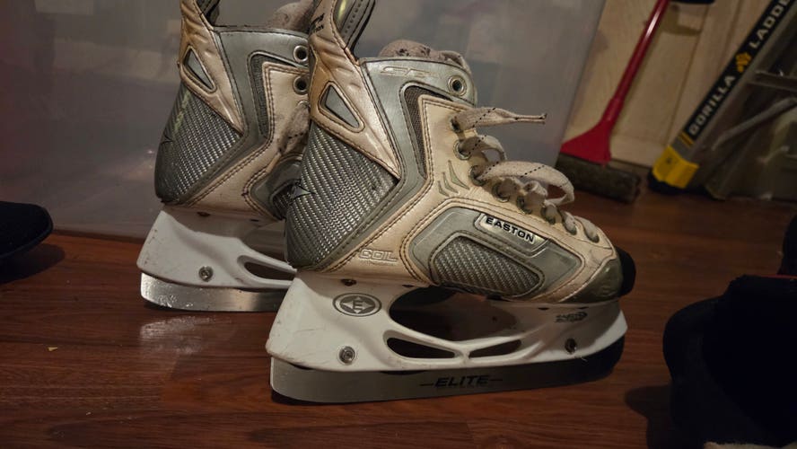 White/Silver Easton Synergy SE16 Hockey Skates Regular Width Size 3.5 (Used)