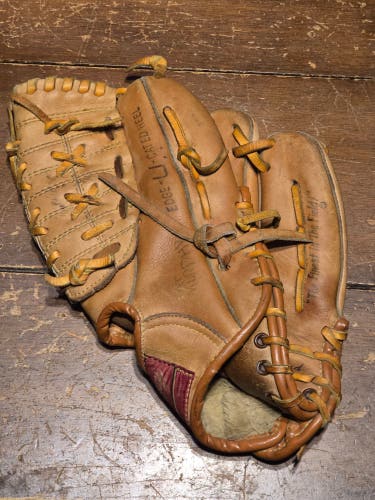 Outfield RH Rawlings RBG90 Baseball Glove 12" (Used)