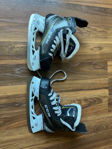 2018 CCM Tacks 9060 Hockey Skates Regular Width Size 5.5 (Used)