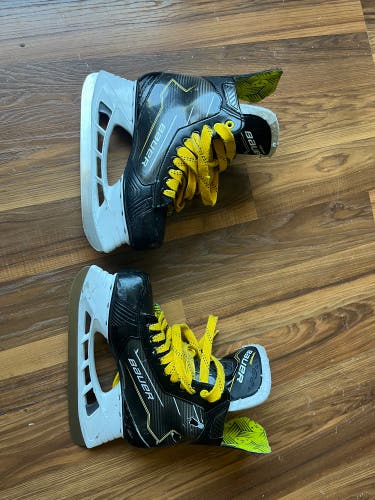 2024 Bauer Supreme M30 Hockey Skates Regular Width 7.5 (Used)