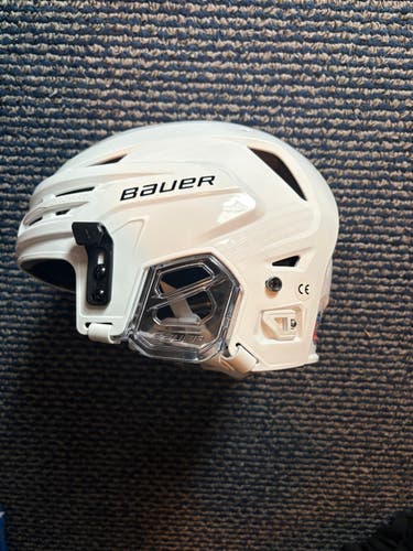 Large Bauer Re-Akt 90 Helmet (New)