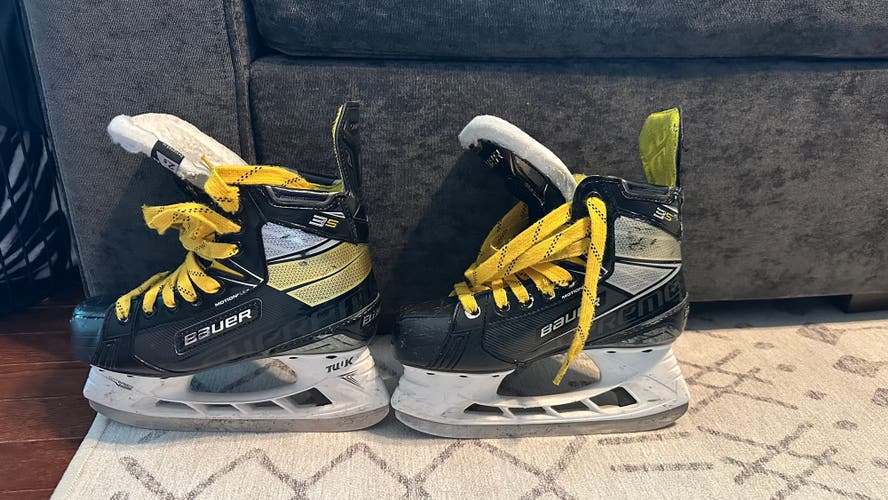 2020 Bauer Supreme 3S Hockey Skates Extra Wide Width Size 2.5 (Used)