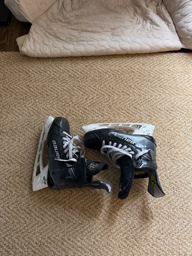 Black 2023 Bauer Vapor Hyperlite 2 Hockey Skates Regular Width 7.5 (Used)
