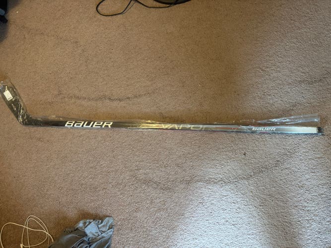 Senior Bauer Vapor Team Right Handed Hockey Stick P28 77 Flex (New)