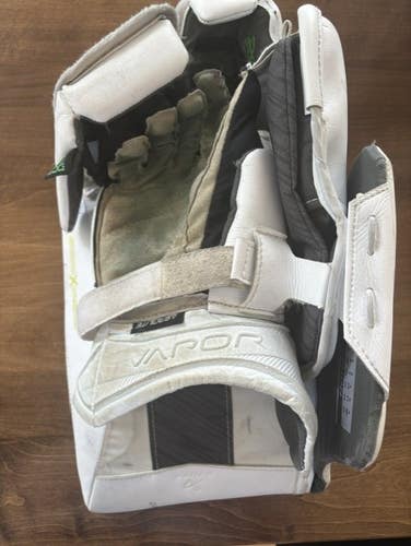 Bauer Vapor Hyperlite Senior Regular Blocker and S21 Glove.