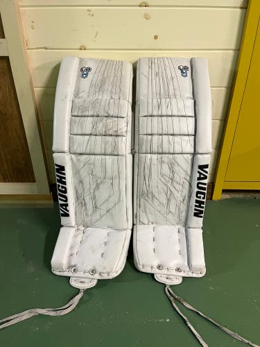 31" Vaughn Velocity VE8 Goalie Leg Pads (Used)