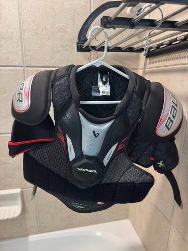 Medium Senior Bauer Vapor Fly40 Shoulder Pads (Used)