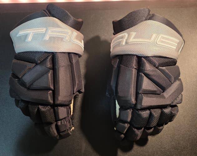 True Catalyst 9x Gloves 13" Team Stock (Used) LA Kings