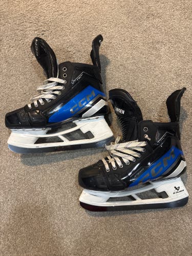 White/Blue 2023 CCM JetSpeed FT6 Pro Hockey Skates Regular Width 8.5 (Used)