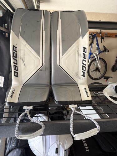 Medium Bauer Hyperlite (Mach skinned) Goalie Leg Pads (Used)