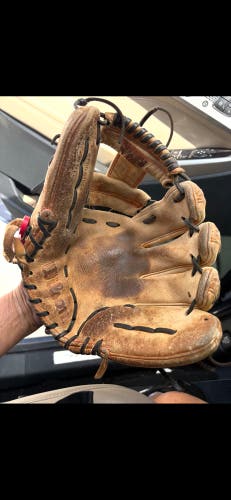 Wilson A2000 RH Infield Baseball Glove 11.5" (Used)
