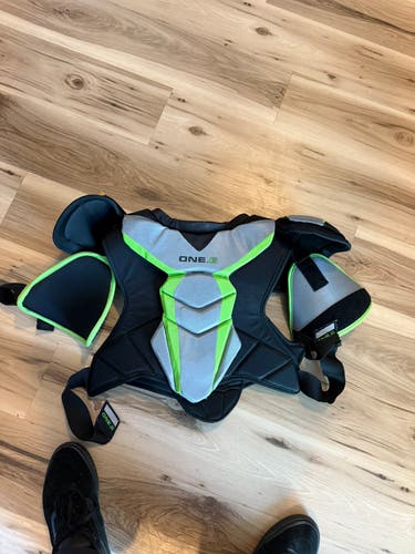 Men's Large Senior Bauer Supreme One.6 Shoulder Pads (Used)