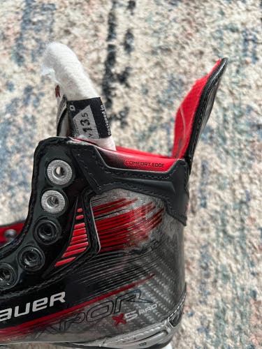 2023 Bauer Vapor X5 Pro Hockey Skates Regular Width 13.5 (Used)