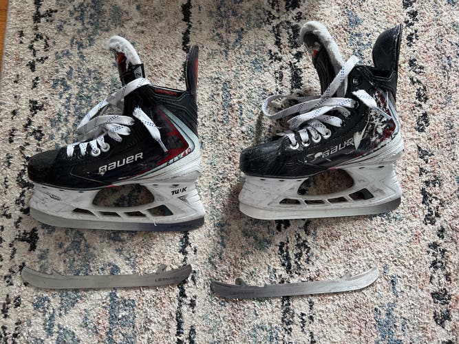 2025 Bauer Vapor Fly40 Hockey Skates Regular Width Size 2 (Used)