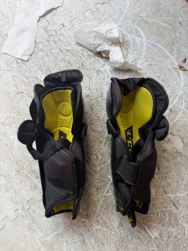Intermediate CCM Tacks Classic Pro 14" Shin Pads (Used)