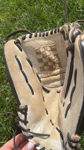 Wilson A950 RH Softball Glove 12" (Used)