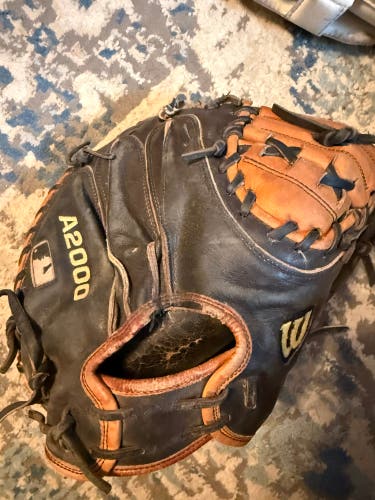 Wilson A2000 RH Catcher's Baseball Glove 32.5" (Used)