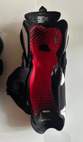 Intermediate Bauer Vapor Hyperlite 13" Shin Pads (Used)