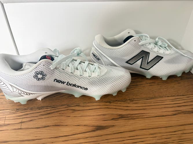 White Unisex Size M 10.5 (W 11.5) Adult New Balance Freeze Low Top Molded Cleats (New)