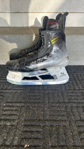 2023 Bauer Vapor Hyperlite 2 Hockey Skates Regular Width 8.5 (Used)
