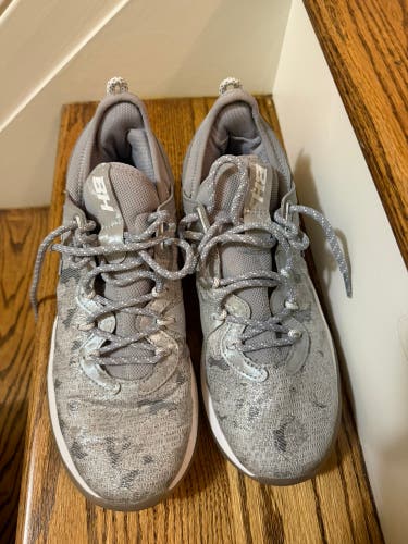 Silver Men's Size M 8.5 (W 9.5) Adult Under Armour Harper 8 Low Top Turf Cleats (Used)
