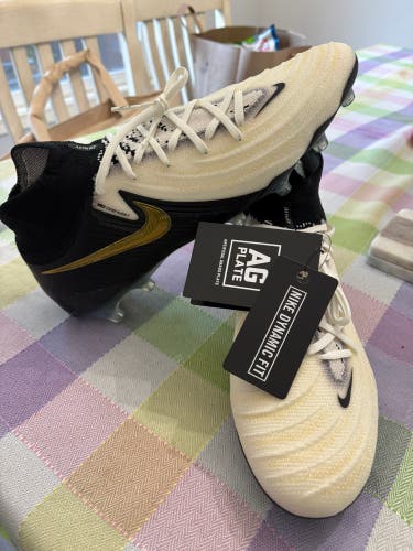 Men's Size M 10.0 (W 11.0) Nike Phantom Luna Elite Cleats (New)