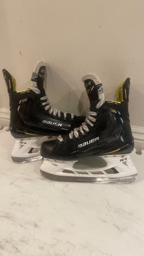 Black 2022 Bauer Supreme M4 Hockey Skates Regular Width Size 5 (Used)