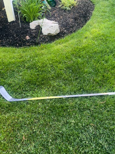 Intermediate Bauer Supreme 1S Right Handed Hockey Stick PM9 67 Flex (Used)