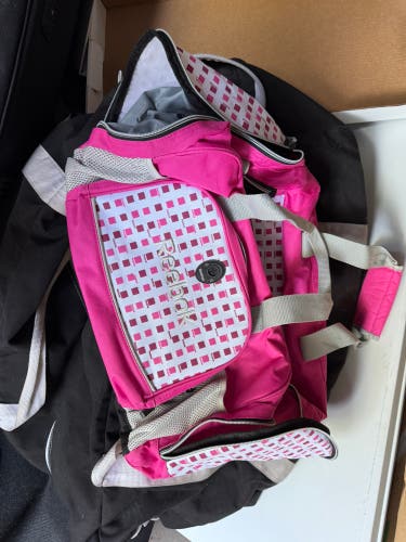 Pink Girls Small / Medium Reebok Duffle Bag (Used)