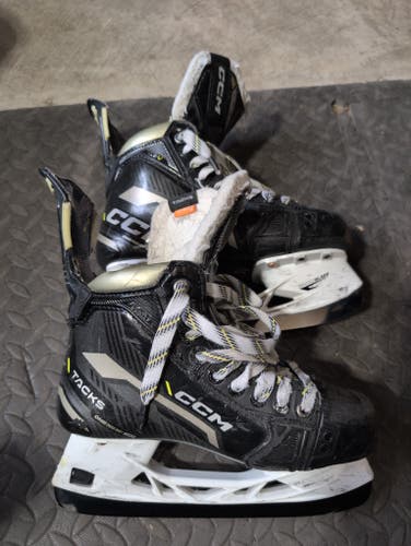 CCM AS-V Hockey Skates Regular Width Size 4 (Used)