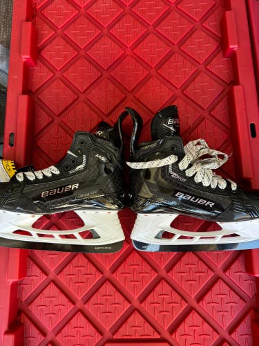 2022 Bauer Supreme Mach Hockey Skates Regular Width 8 (New)
