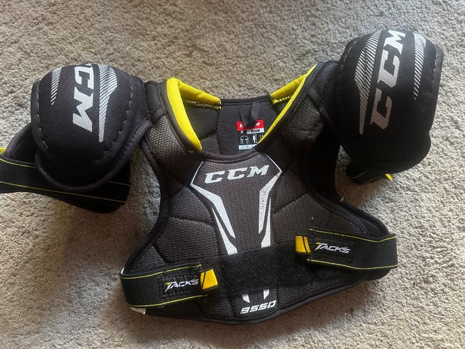 Medium Youth CCM Tacks 9550 Shoulder Pads (Used)