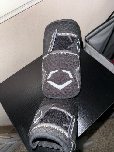 Black Senior EvoShield Elbow Guard Elbow Protection (Used)