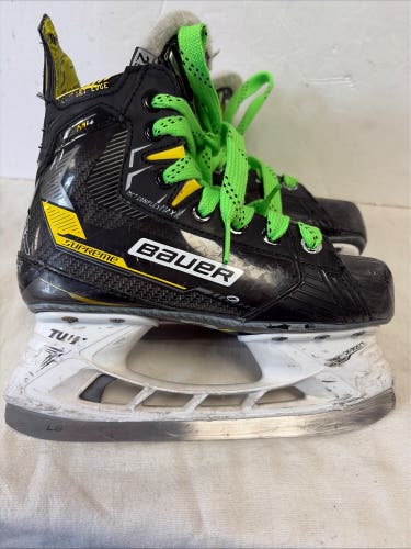 Black Bauer Supreme M4 Hockey Skates Regular Width Size 2.5 (Used)