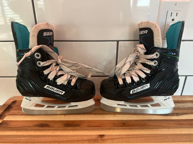Bauer XLP Size 8 youth Ice Hockey Skates excellent condition