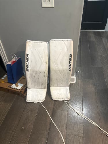 Medium 2025 Bauer FlyLite Goalie Leg Pads (Used)