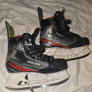 Black Bauer 2.9 Vapor Hockey Skates Regular Width Size 5 (Used)