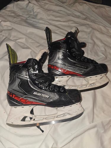 Black Bauer 2.9 Vapor Hockey Skates Regular Width Size 5 (Used)