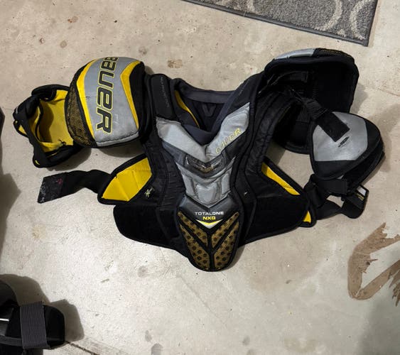 Men's Small Senior Bauer Supreme TotalOne NXG Shoulder Pads (Used)