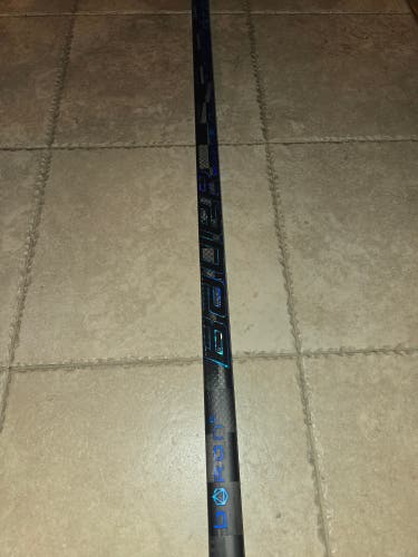 Senior Bauer Vapor Hyperlite 2 Right Handed Hockey Stick P28 87 Flex (New)