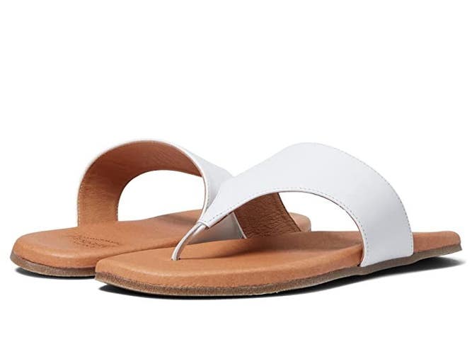 Andre Assous Paige Sandal Women's US 6 White Leather Square Toe Flip-Flop KHD781